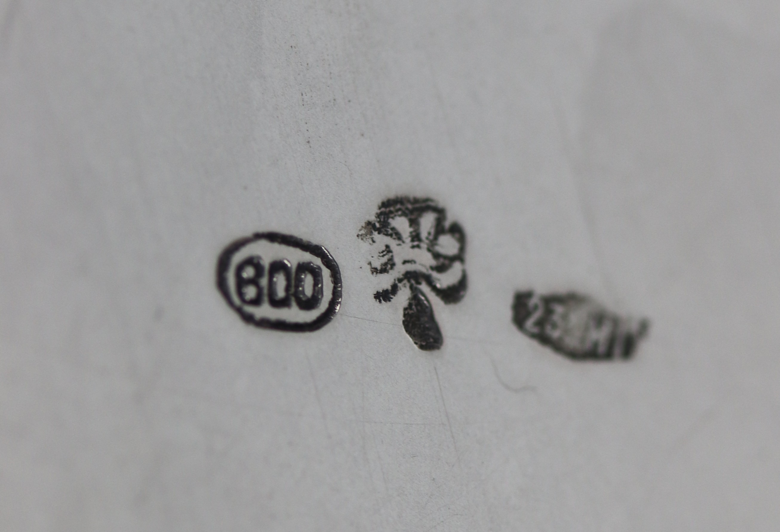 Coppia di candelabri in argento cesellato e sbalzato a motivi Luigi XVI, gr. 2450