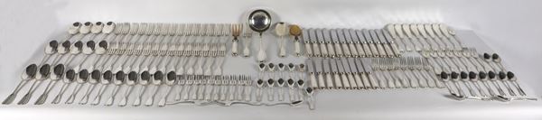 Antico servizio di posate in argento cesellato e sbalzato a motivi di conchiglie (137 pz.), gr. 6360