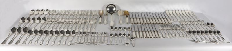 Antico servizio di posate in argento cesellato e sbalzato a motivi di conchiglie (137 pz.), gr. 6...