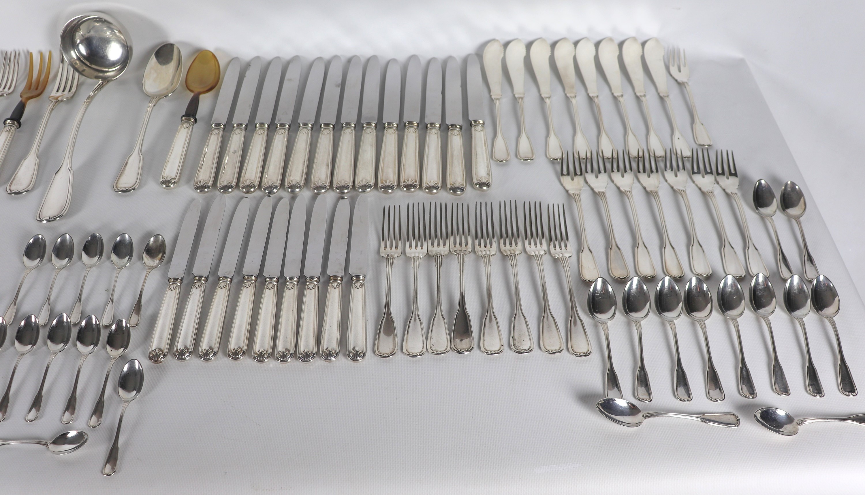 Antico servizio di posate in argento cesellato e sbalzato a motivi di conchiglie (137 pz.), gr. 6...