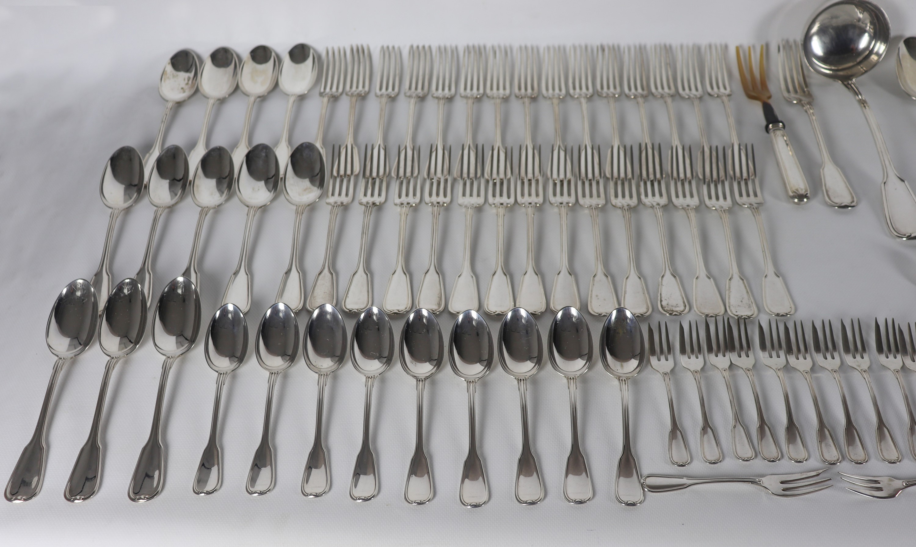 Antico servizio di posate in argento cesellato e sbalzato a motivi di conchiglie (137 pz.), gr. 6...