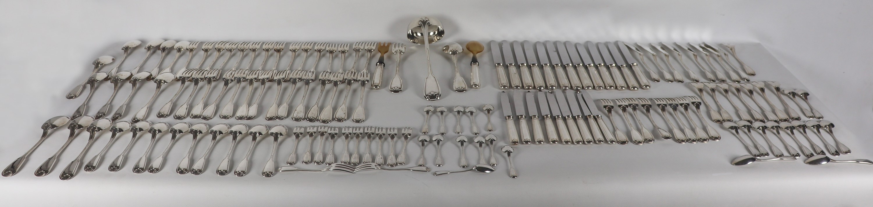 Antico servizio di posate in argento cesellato e sbalzato a motivi di conchiglie (137 pz.), gr. 6...