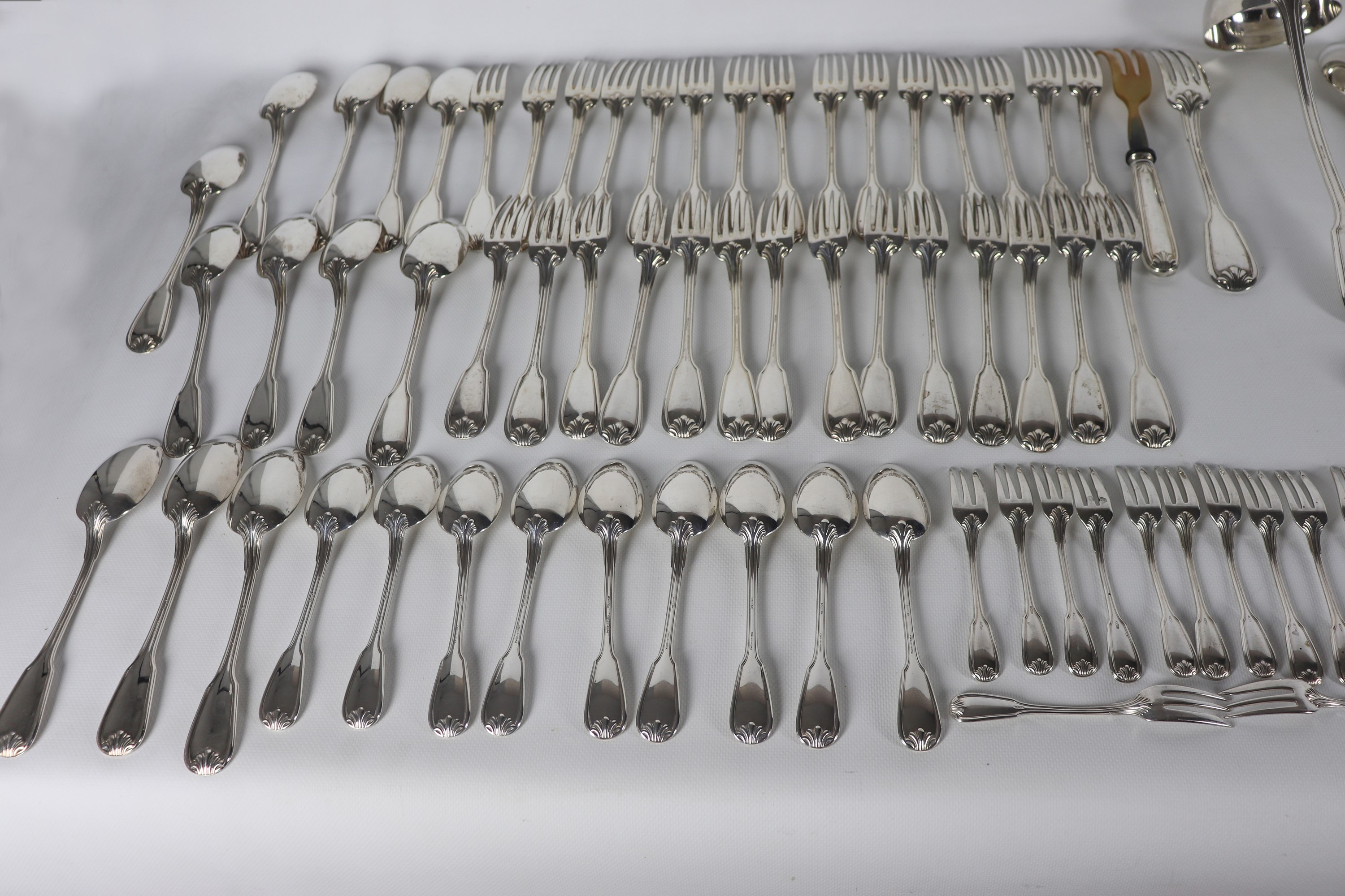 Antico servizio di posate in argento cesellato e sbalzato a motivi di conchiglie (137 pz.), gr. 6...