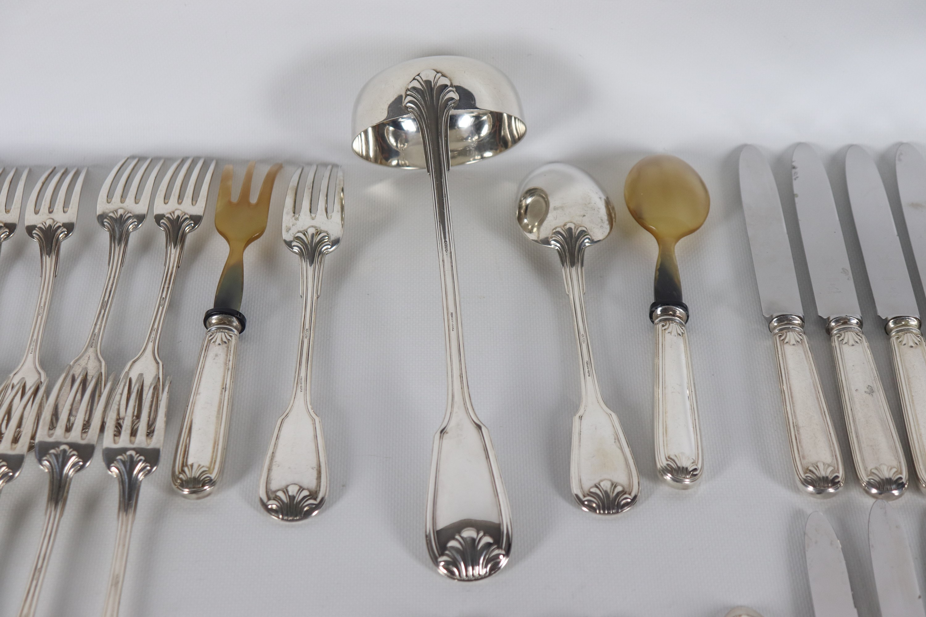 Antico servizio di posate in argento cesellato e sbalzato a motivi di conchiglie (137 pz.), gr. 6...