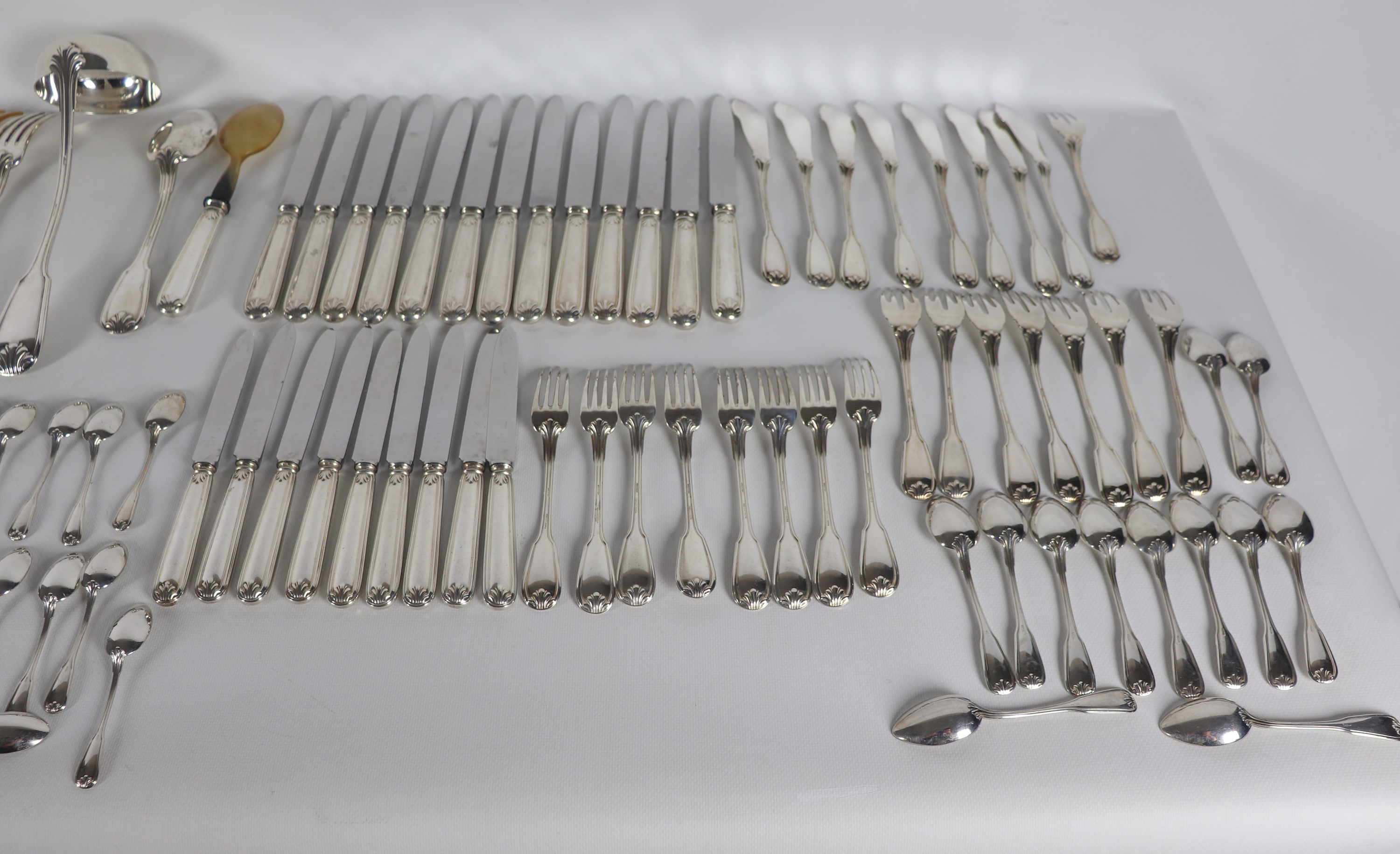 Antico servizio di posate in argento cesellato e sbalzato a motivi di conchiglie (137 pz.), gr. 6...