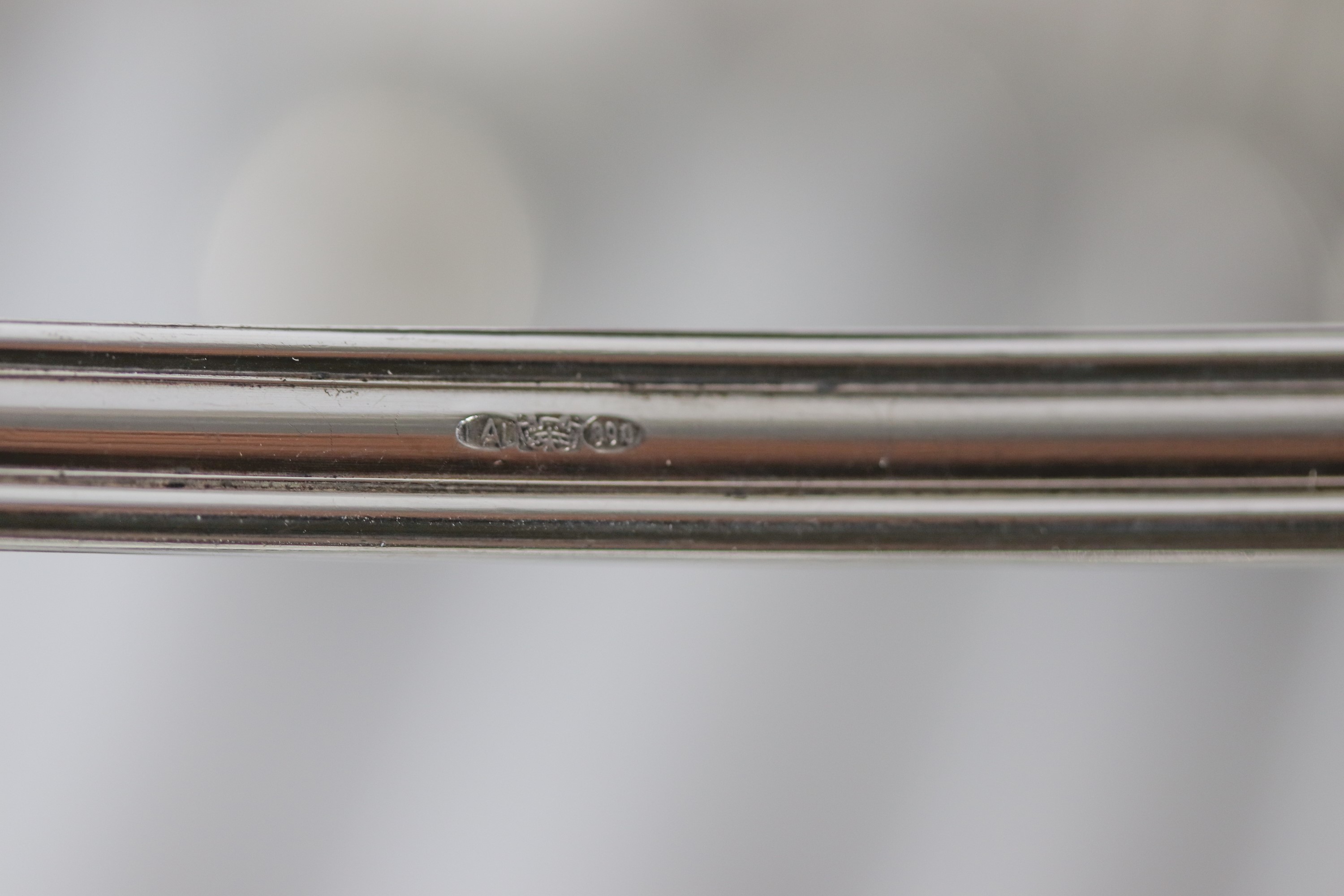 Antico servizio di posate in argento cesellato e sbalzato a motivi di conchiglie (137 pz.), gr. 6...