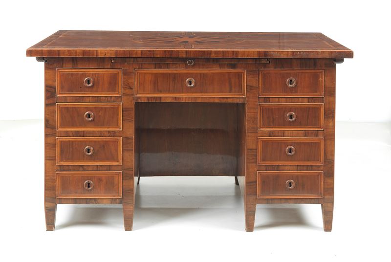 Scrivania romana da centro in noce, con intarsi a filettature e rosone centrale sul piano scorrev...