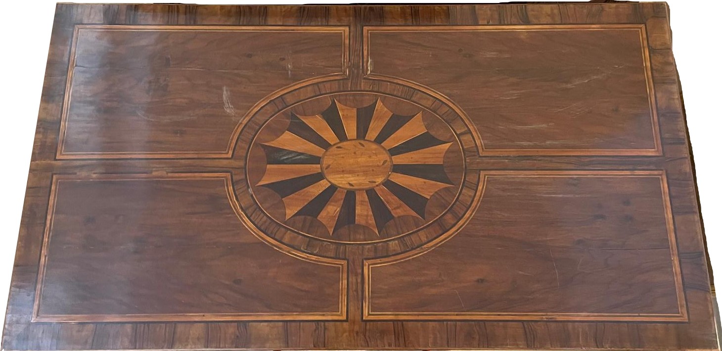 Scrivania romana da centro in noce, con intarsi a filettature e rosone centrale sul piano scorrev...