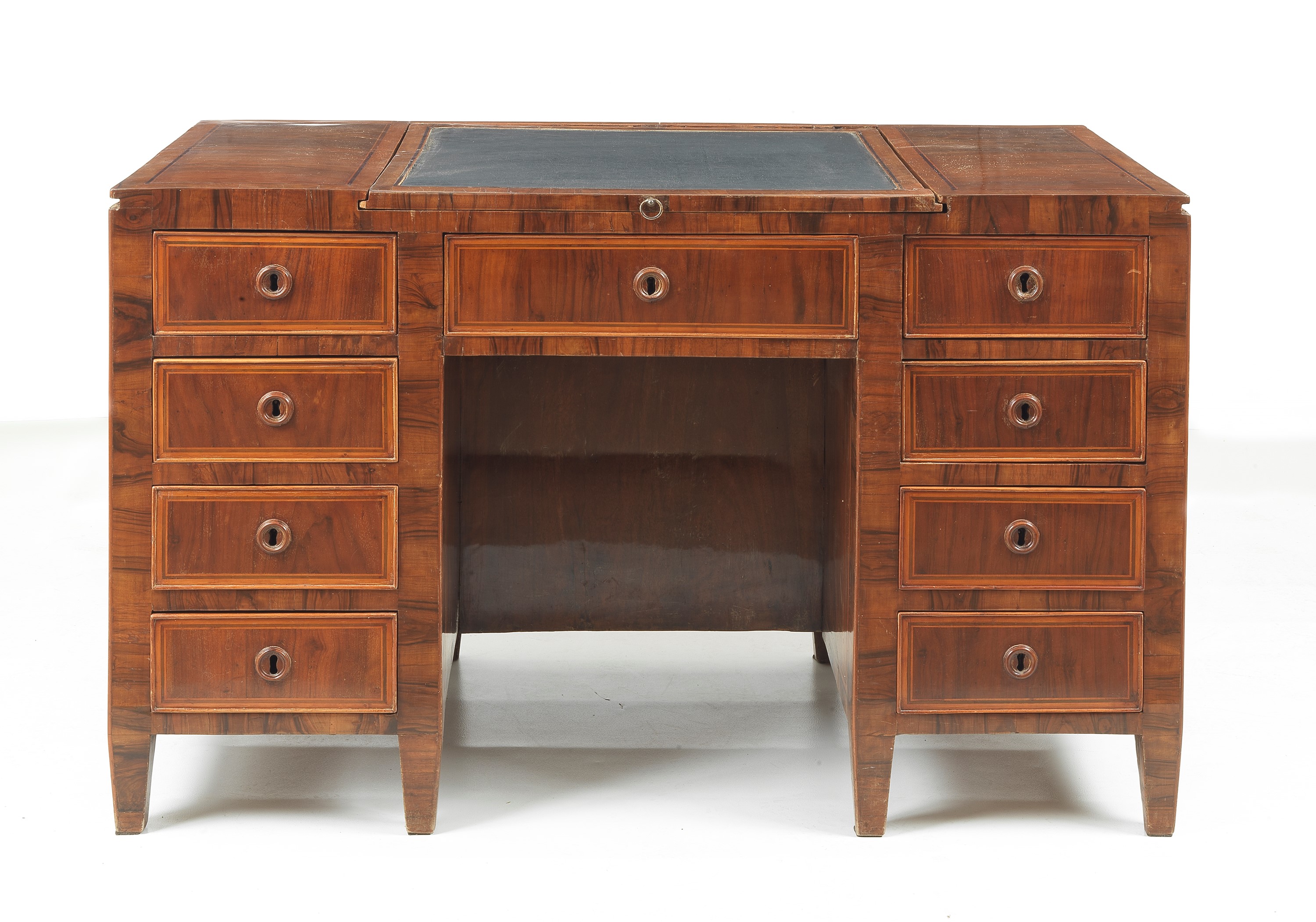 Scrivania romana da centro in noce, con intarsi a filettature e rosone centrale sul piano scorrev...