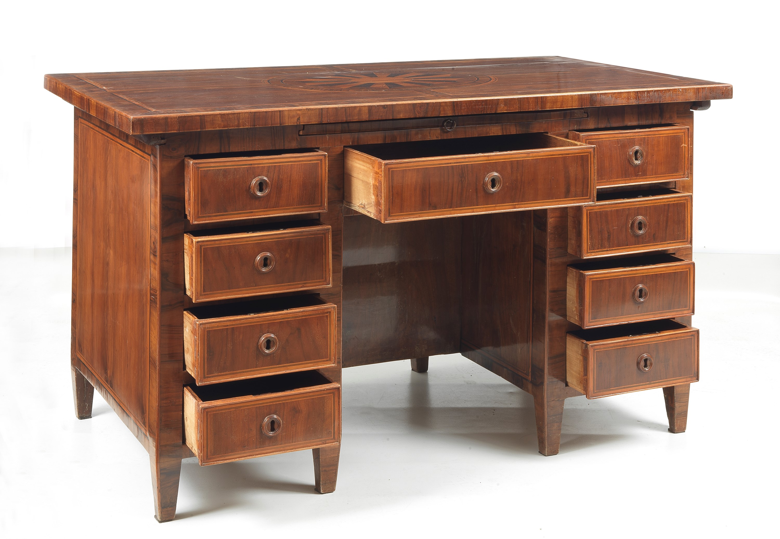 Scrivania romana da centro in noce, con intarsi a filettature e rosone centrale sul piano scorrev...