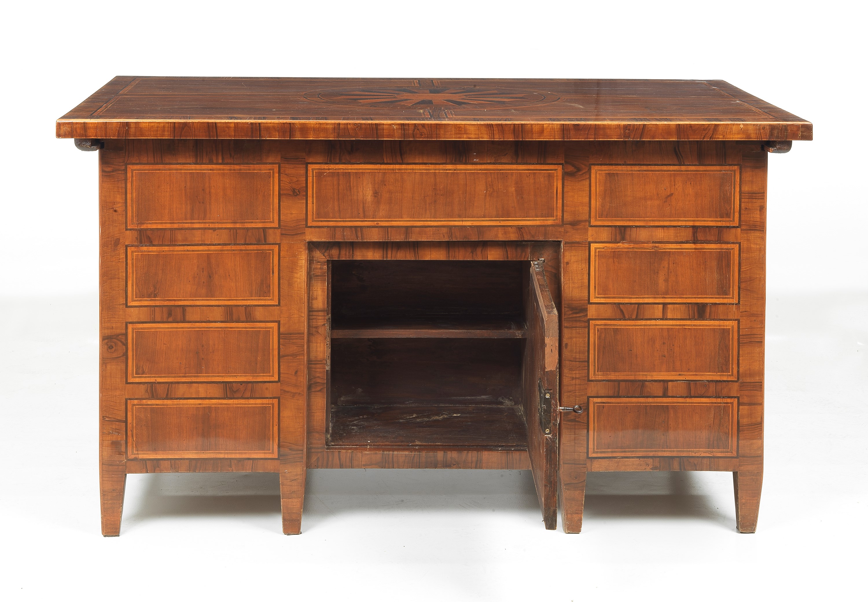 Scrivania romana da centro in noce, con intarsi a filettature e rosone centrale sul piano scorrev...