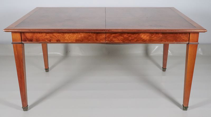 Antico tavolo da pranzo allungabile in radica di tuja con intarsio a fascia sul piano