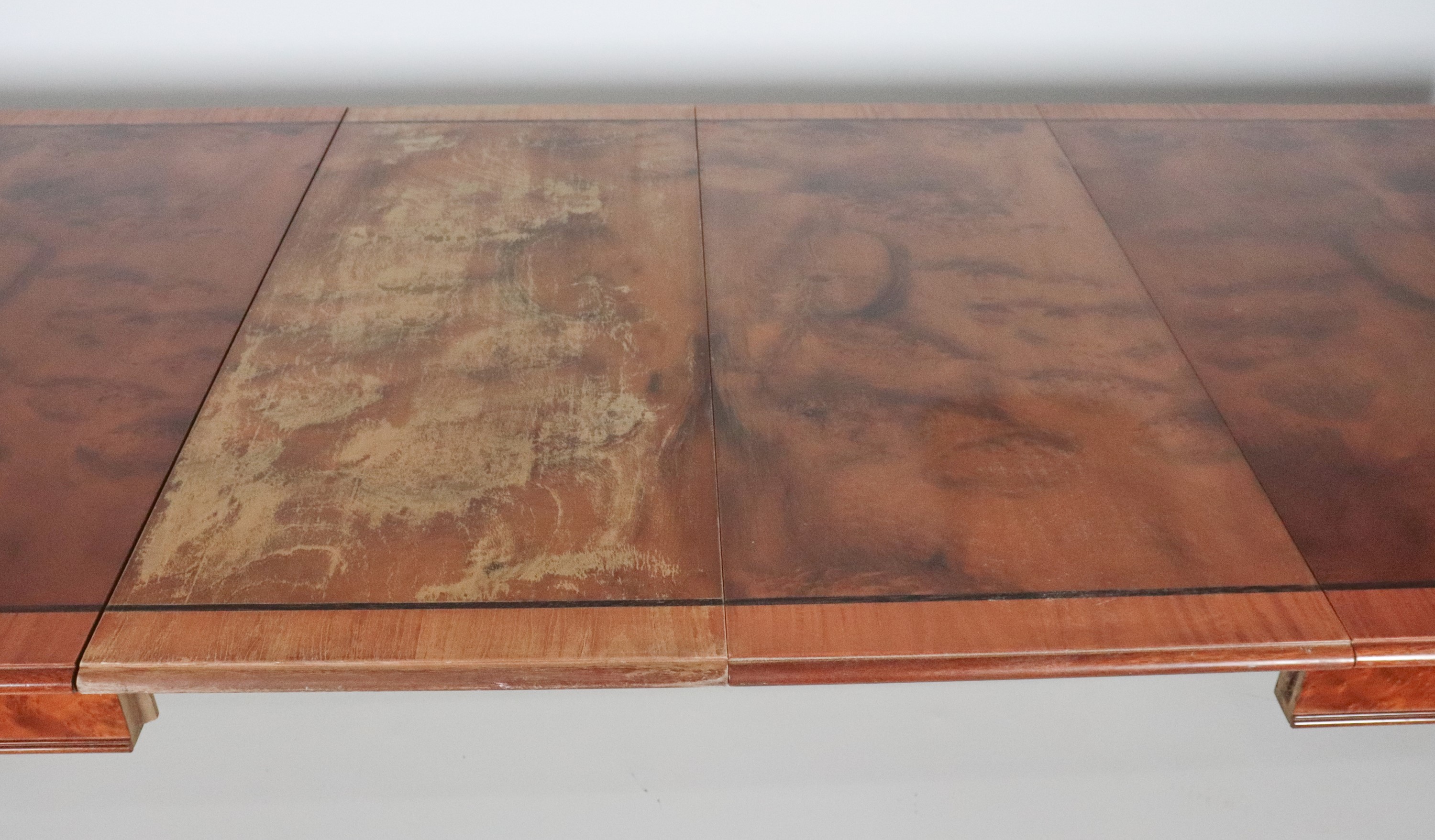 Antico tavolo da pranzo allungabile in radica di tuja con intarsio a fascia sul piano