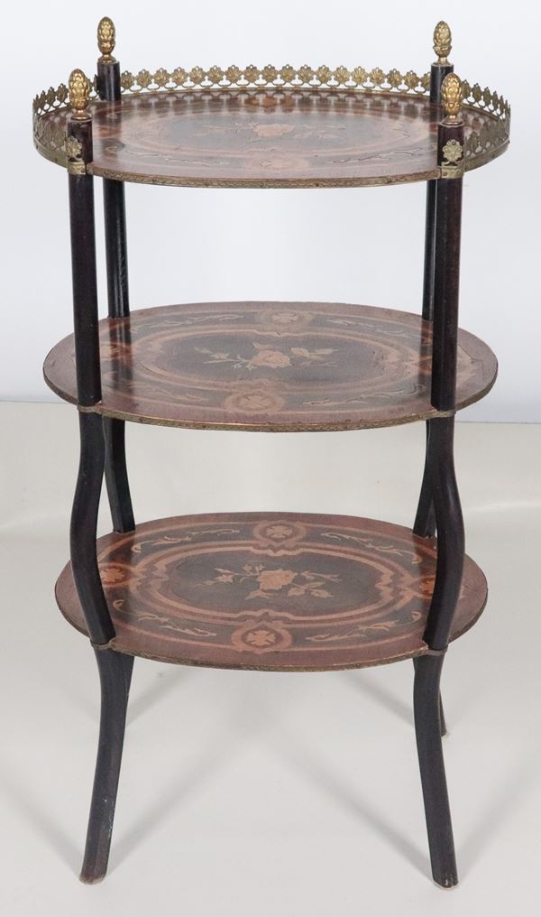 Gueridon francese in noce e bois de rose con intarsi geometrici e floreali