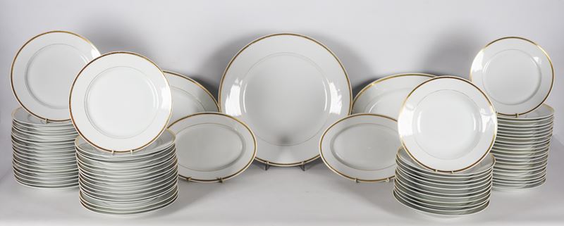 Servizio di piatti in porcellana bianca Richard Ginori, con bordo in oro zecchino, (75 pz.)