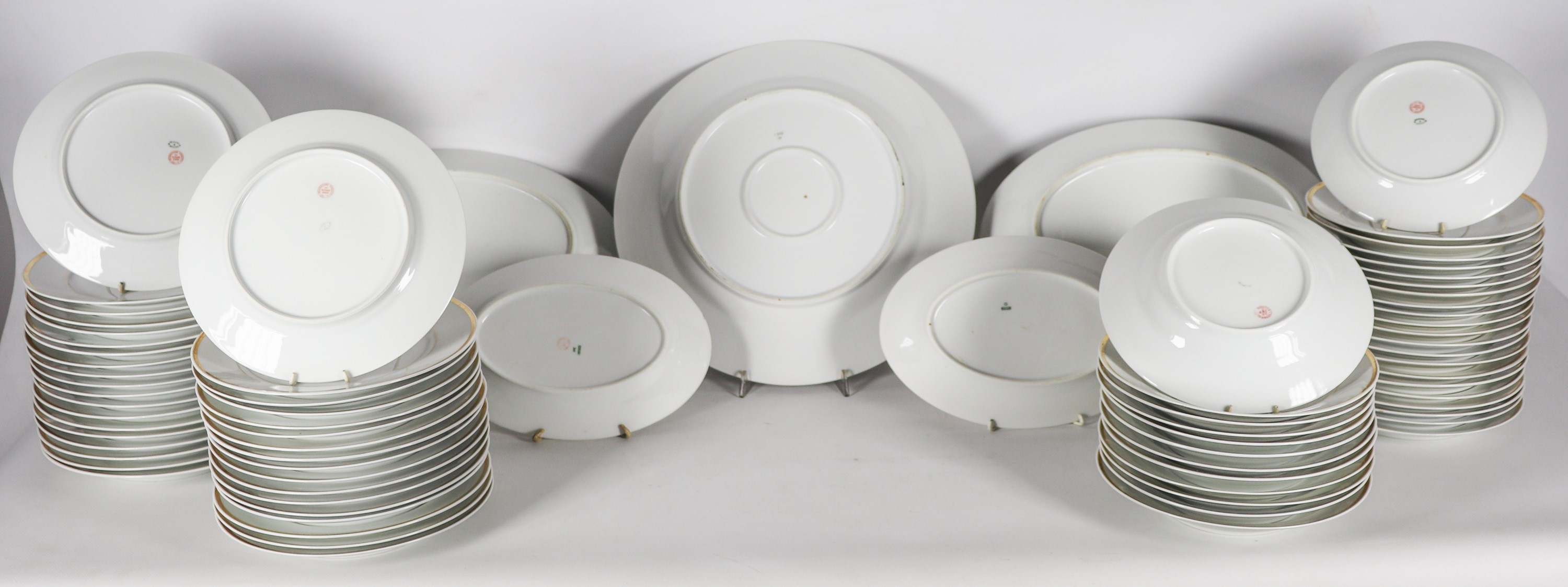 Servizio di piatti in porcellana bianca Richard Ginori, con bordo in oro zecchino, (75 pz.)