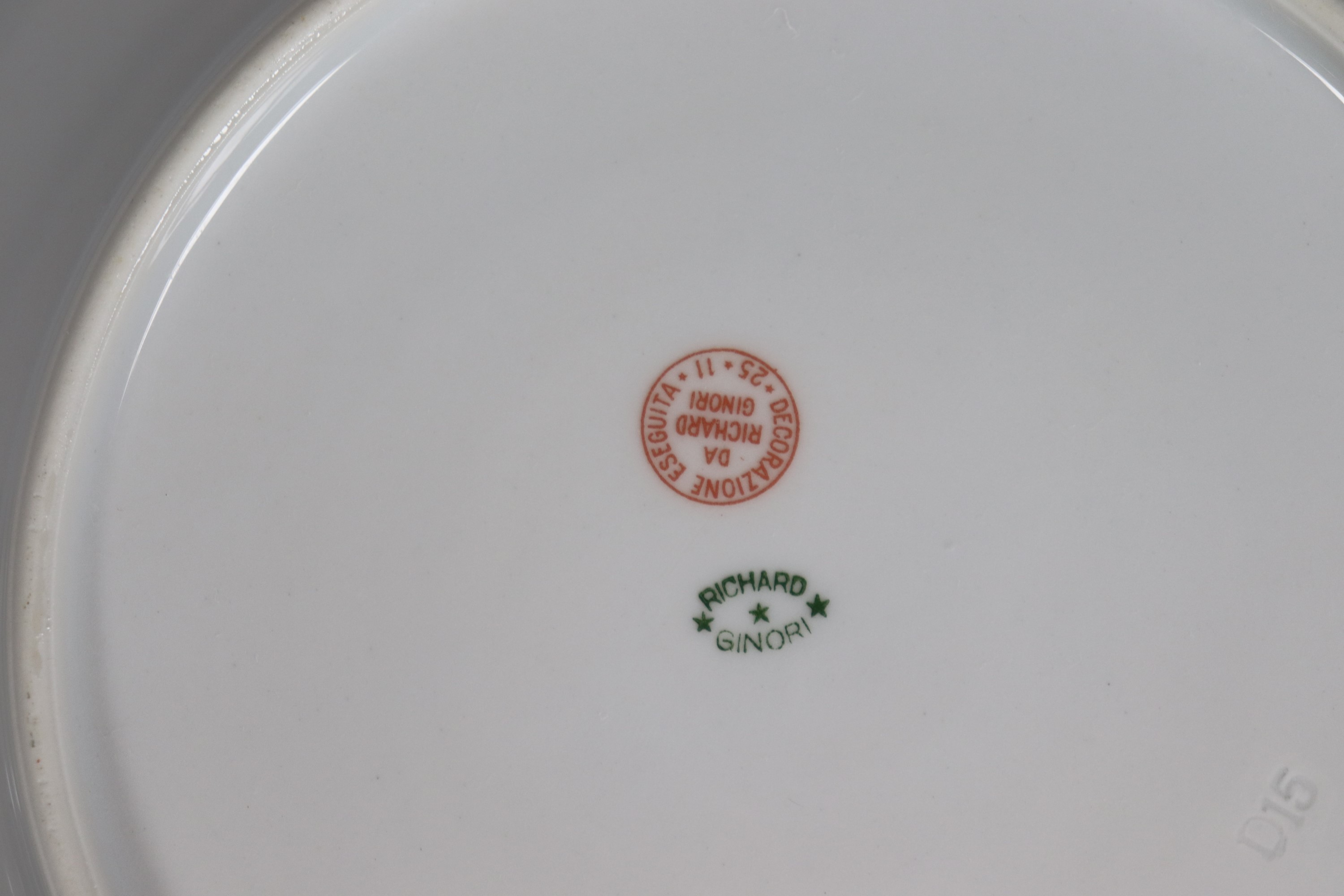 Servizio di piatti in porcellana bianca Richard Ginori, con bordo in oro zecchino, (75 pz.)