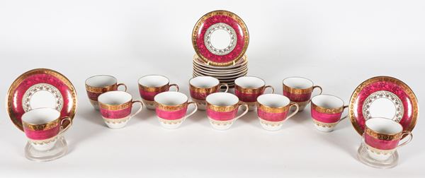 Lotto di dodici tazzine da caffè con piattini in porcellana tedesca di Bavaria, con decorazioni in rosso e oro zecchino