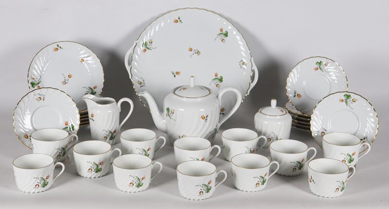 Servizio da tè e dolce in porcellana bianca Ginori con decorazioni policrome a mazzetti di fiori ...