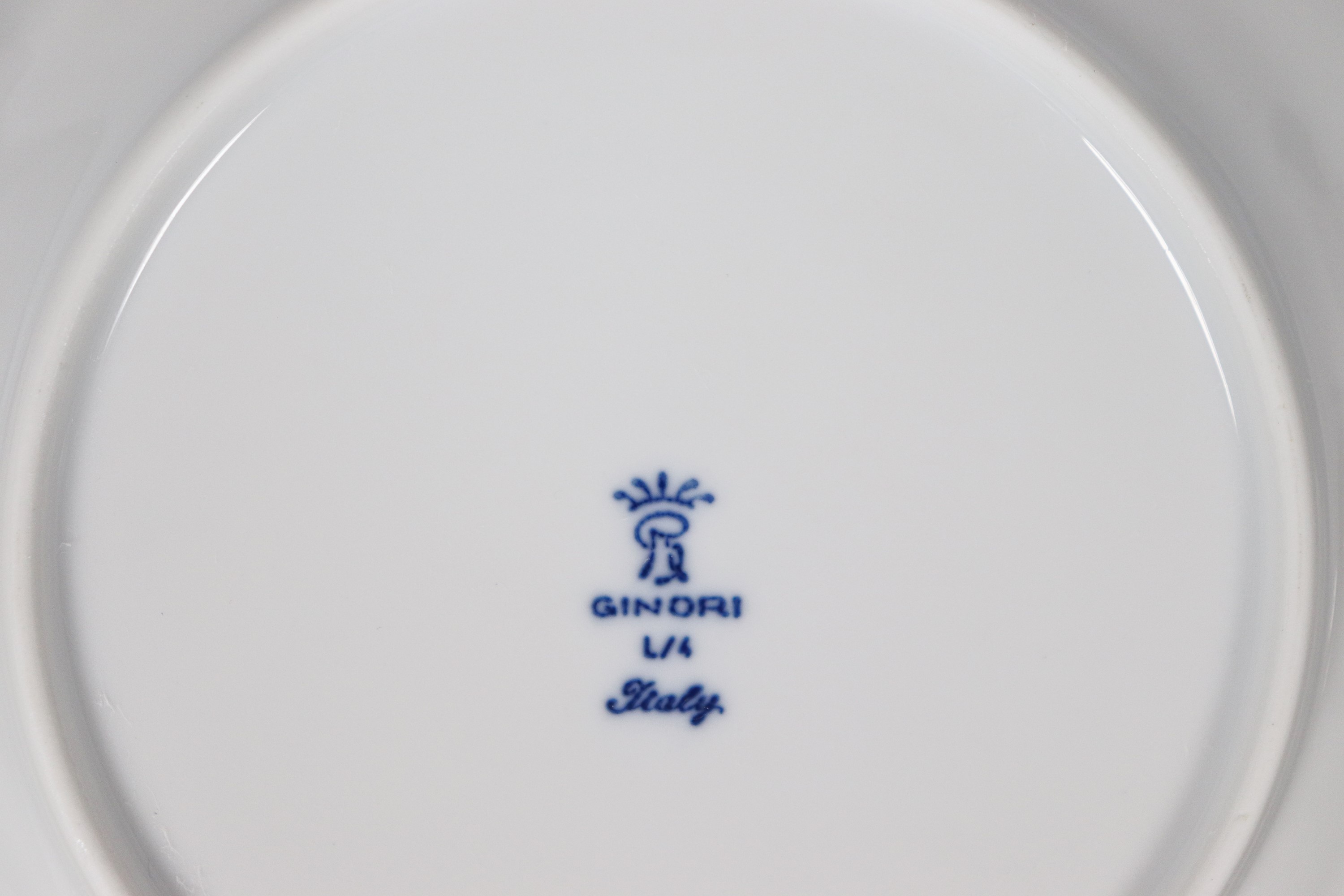 Servizio da tè e dolce in porcellana bianca Ginori con decorazioni policrome a mazzetti di fiori ...