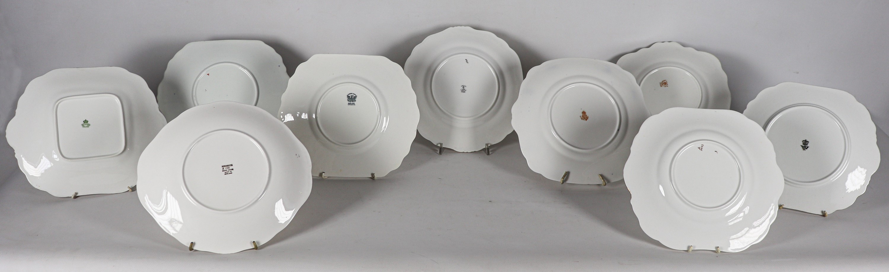 Lotto di nove piatti in porcellana con decorazioni policrome