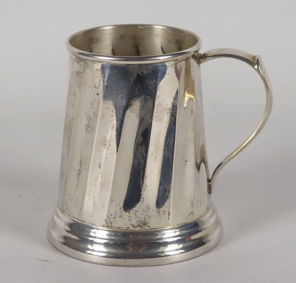Piccolo boccale in argento sbalzato a torchon, gr. 180