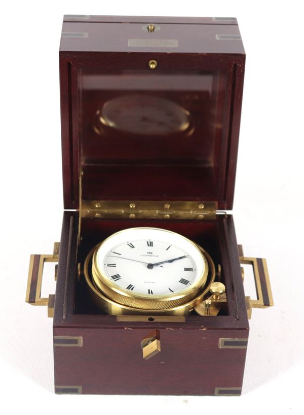 Orologio da barca Lorenz in ottone, montato come giroscopio in cassetta di legno Montremo