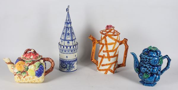 Lotto di tre caffettiere e una bottiglia a forma di torre in ceramica smaltata e policroma (4 pz.)