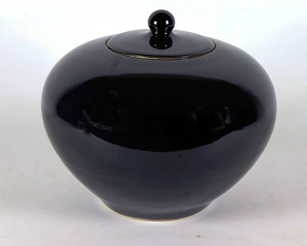 Potiche con coperchio in ceramica smaltata nera