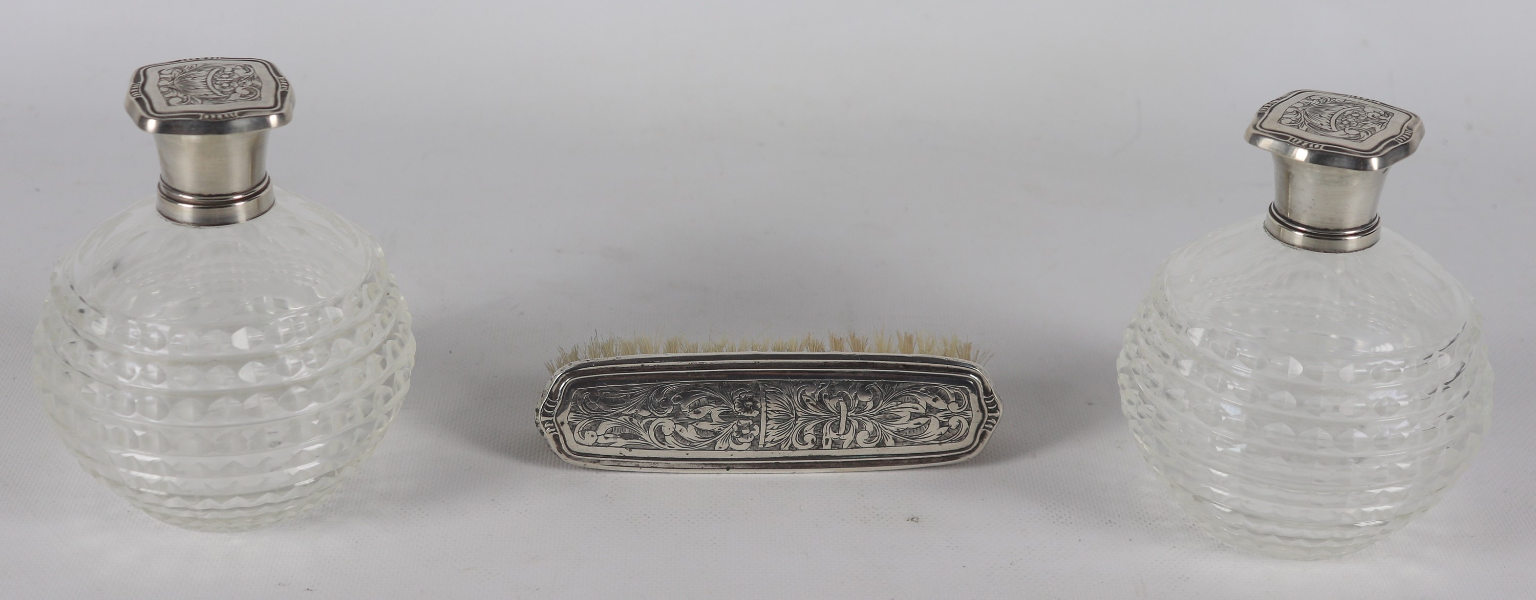 Lotto di due bottiglie portaprofumo e una spazzola da toletta in cristallo e argento (3 pz.)