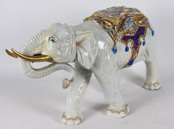 "Elefante", antica scultura cinese in porcellana bianca e smalti policromi