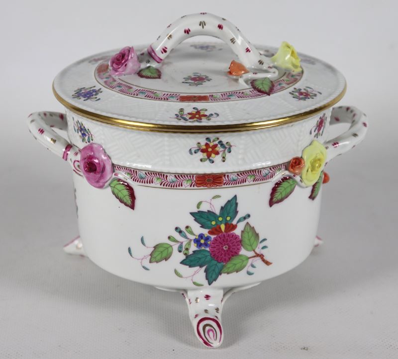 Scatola per biscotti in porcellana Herend, decoro Queen Victoria