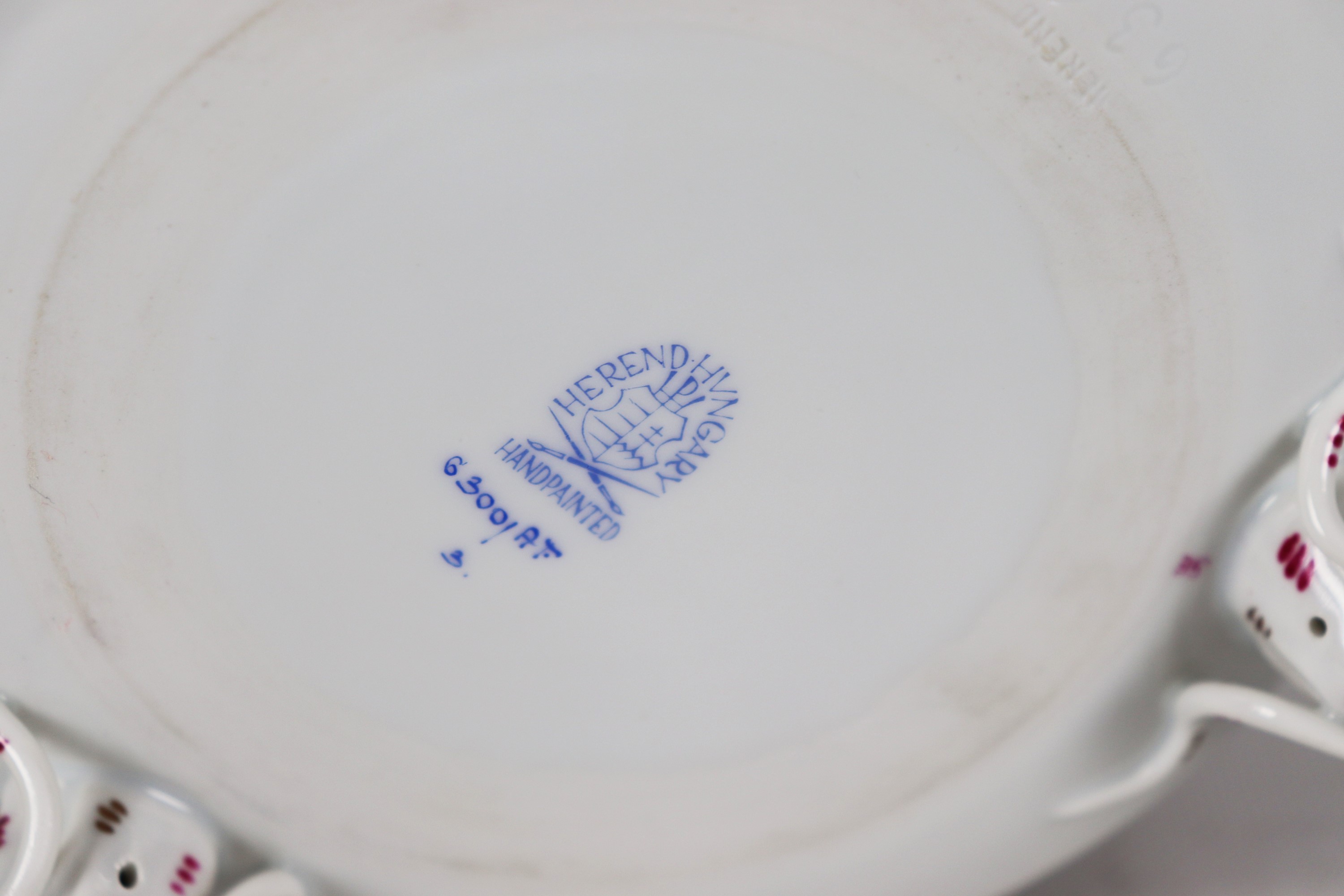 Scatola per biscotti in porcellana Herend, decoro Queen Victoria