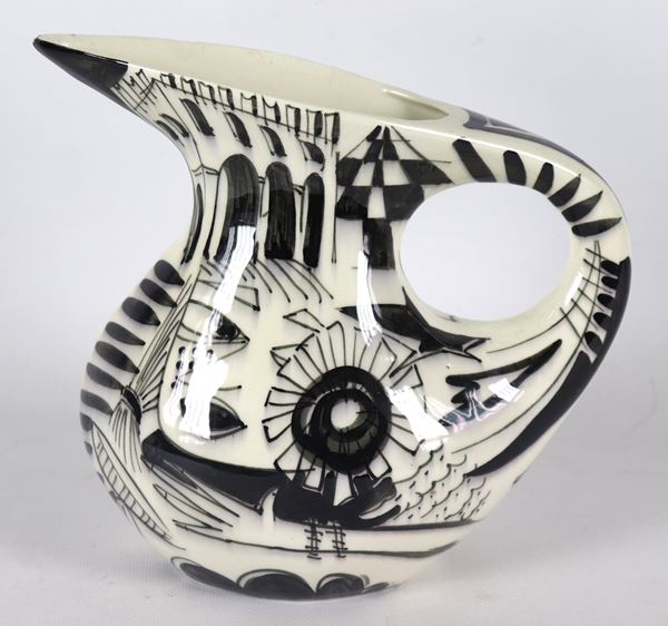 Brocca in ceramica smaltata e porcellanata, con decori in nero a motivi astratti su fondo bianco