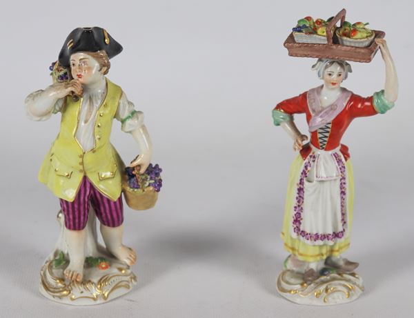 "Venditori di frutta", coppia di antiche piccole statuine in porcellana policroma Meissen