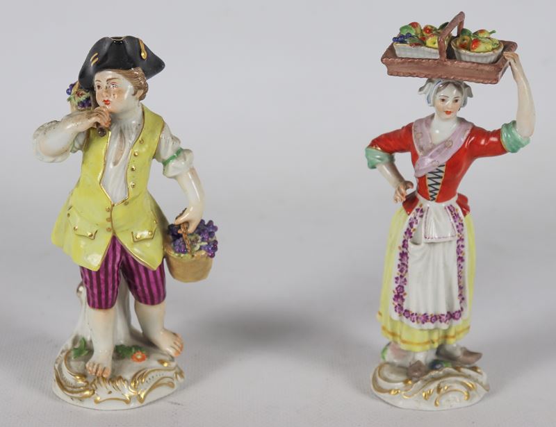"Venditori di frutta", coppia di antiche piccole statuine in porcellana policroma Meissen