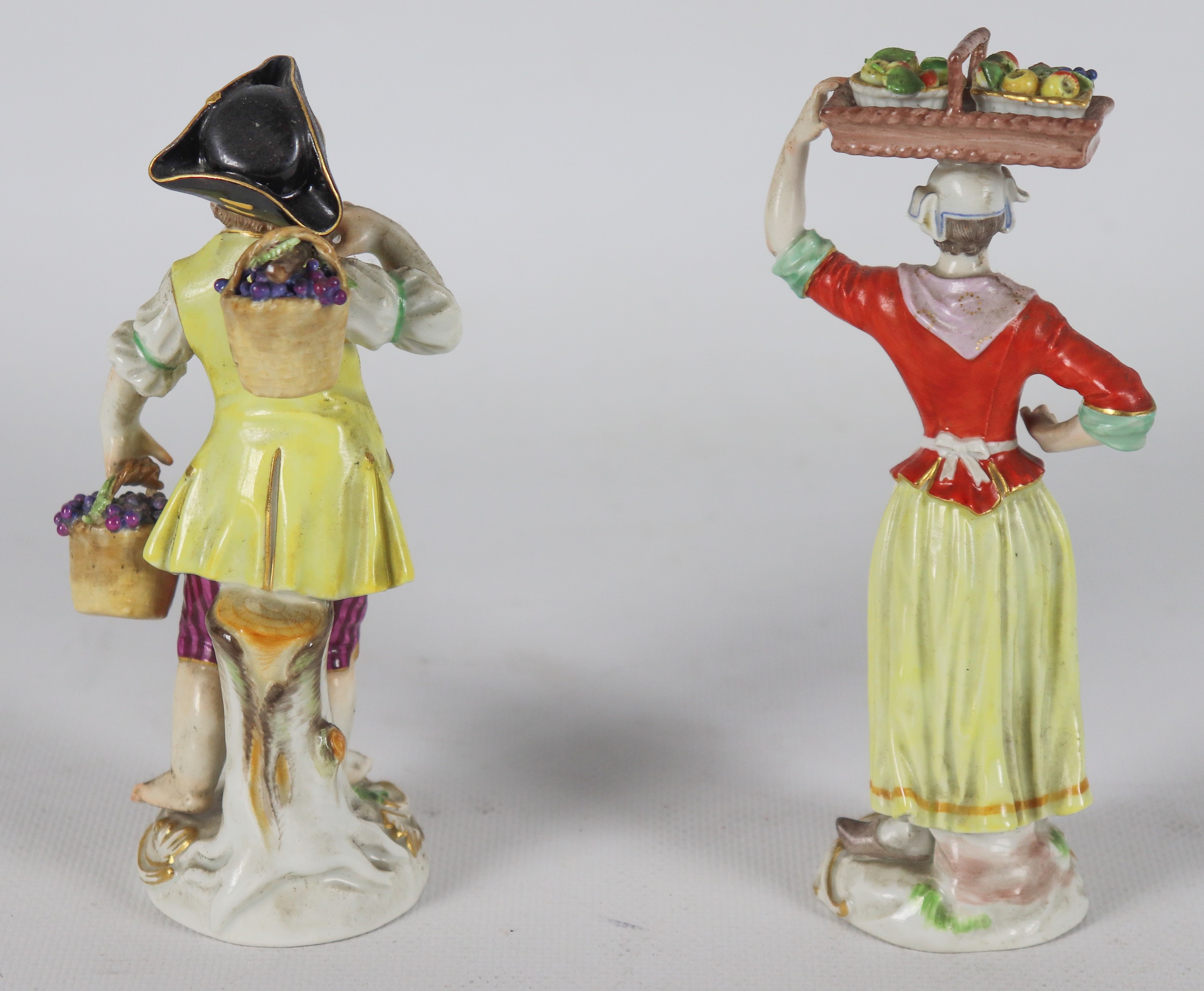 "Venditori di frutta", coppia di antiche piccole statuine in porcellana policroma Meissen