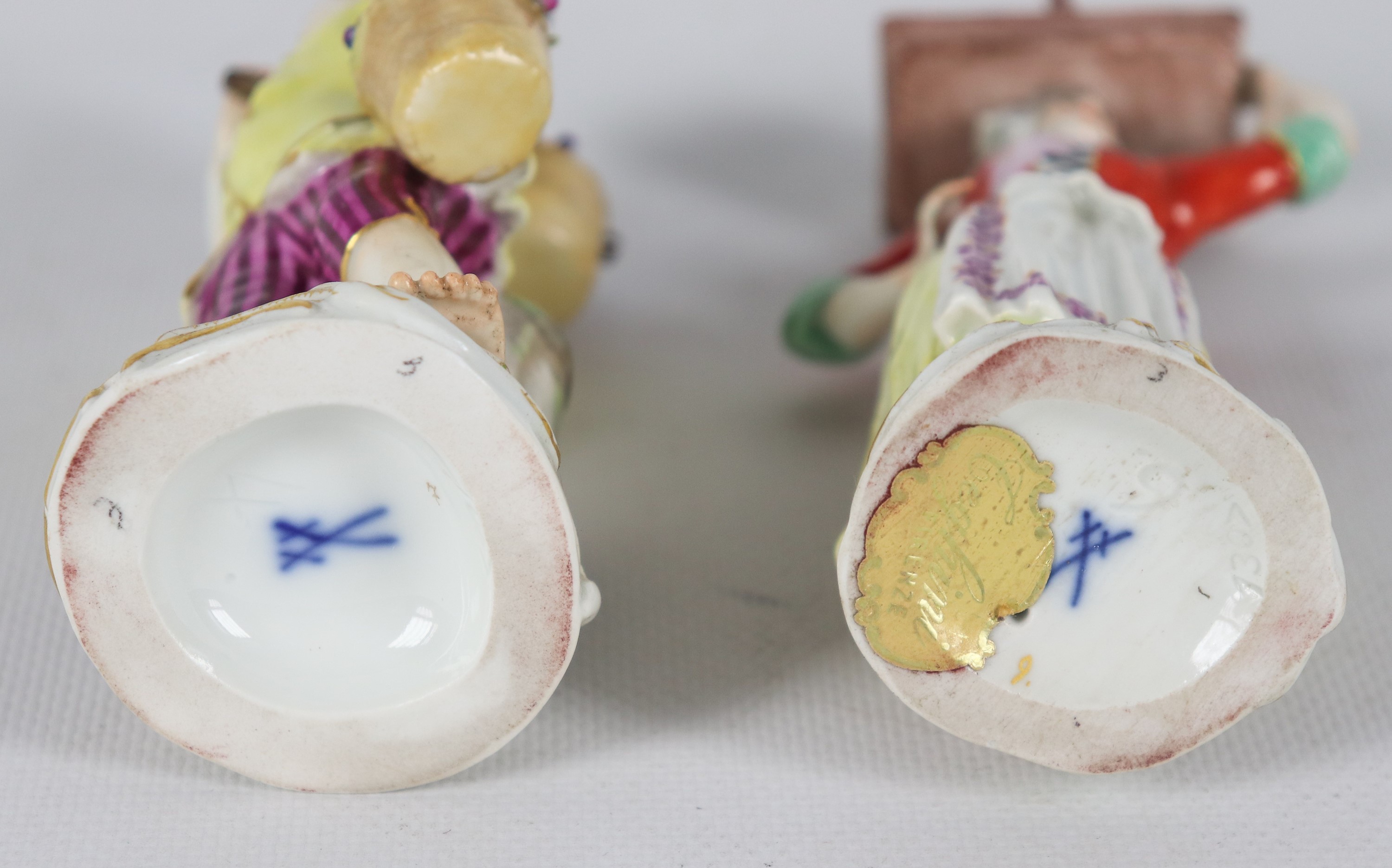 "Venditori di frutta", coppia di antiche piccole statuine in porcellana policroma Meissen