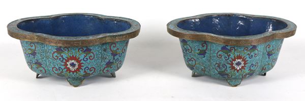 Coppia di giardiniere cinesi Periodo Dinastia Ch'ing (1644-1911), in smalti cloisonné policromi e bronzo