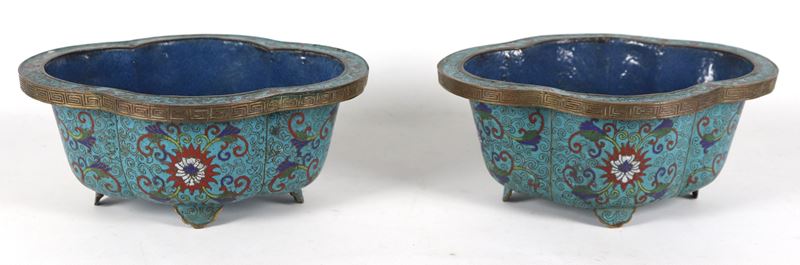 Coppia di giardiniere cinesi Periodo Dinastia Ch'ing (1644-1911), in smalti cloisonné policromi e...