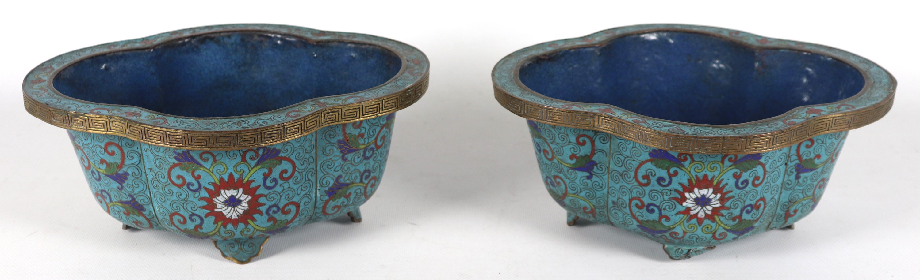 Coppia di giardiniere cinesi Periodo Dinastia Ch'ing (1644-1911), in smalti cloisonné policromi e...