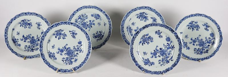 Lotto di sei antichi piatti cinesi in porcellana, con decorazioni floreali in blu su fondo bianco