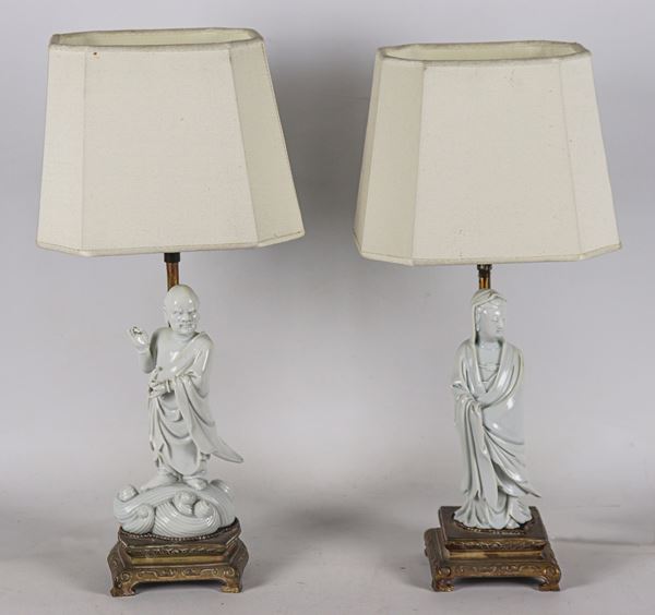 "Santone e Dignitaria", coppia di antiche piccole sculture in porcellana bianco di Cina, con basi in bronzo dorato