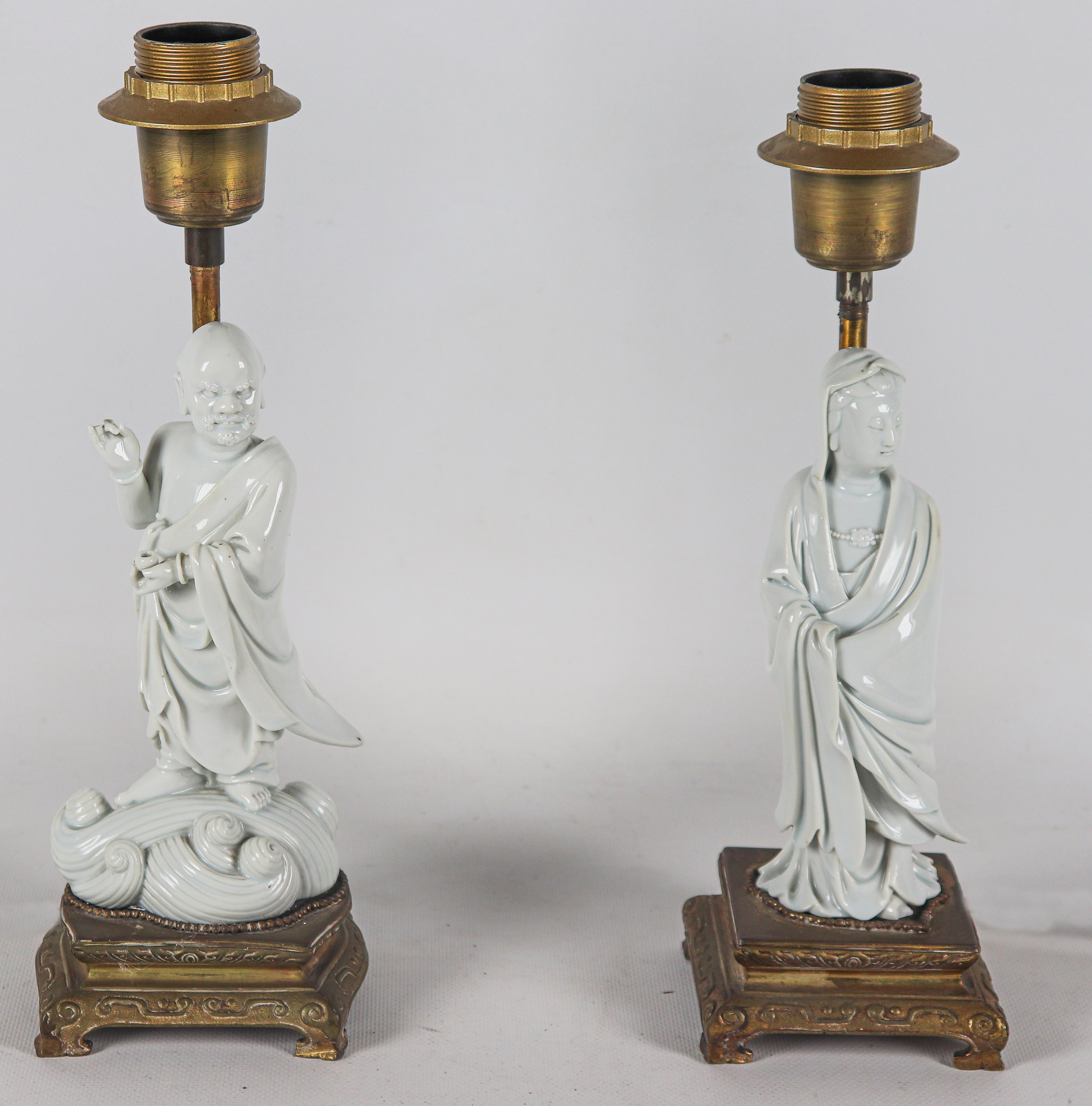 "Santone e Dignitaria", coppia di antiche piccole sculture in porcellana bianco di Cina, con basi...