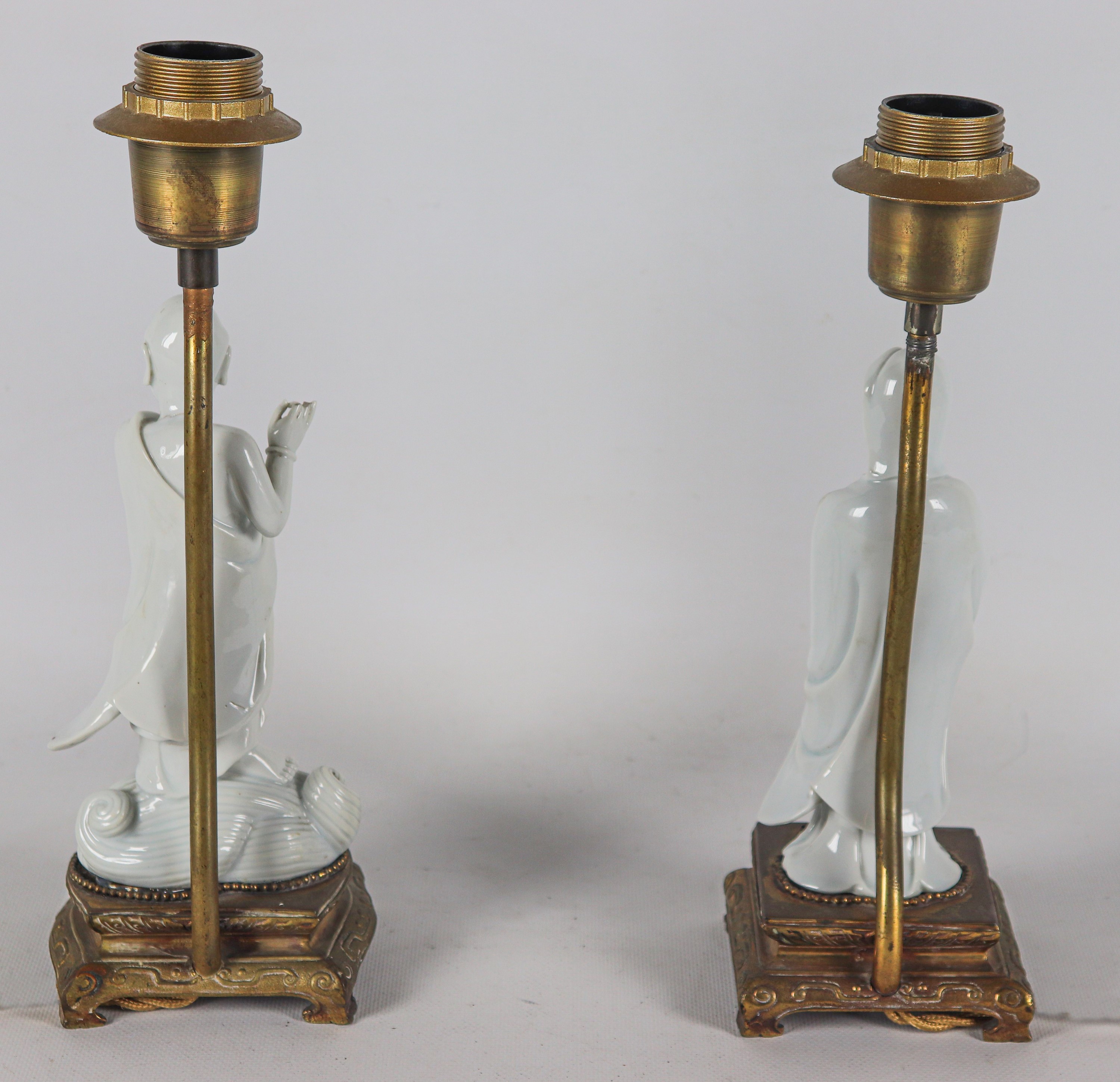 "Santone e Dignitaria", coppia di antiche piccole sculture in porcellana bianco di Cina, con basi...