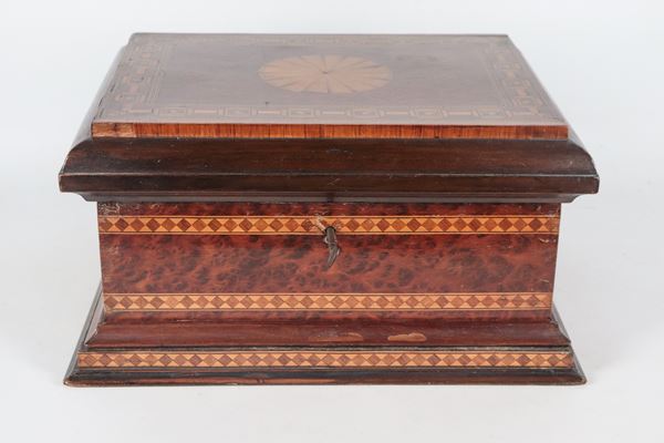 Antica grande scatola in noce, radica di tuja e legno satinato, con intarsi geometrici e scomparti all'interno