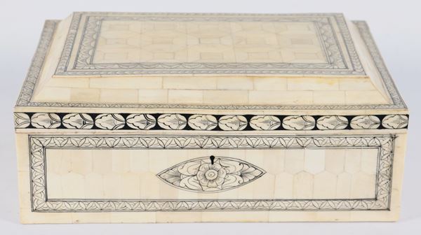 Scatola marocchina in legno e osso, con decori floreali e geometrici
