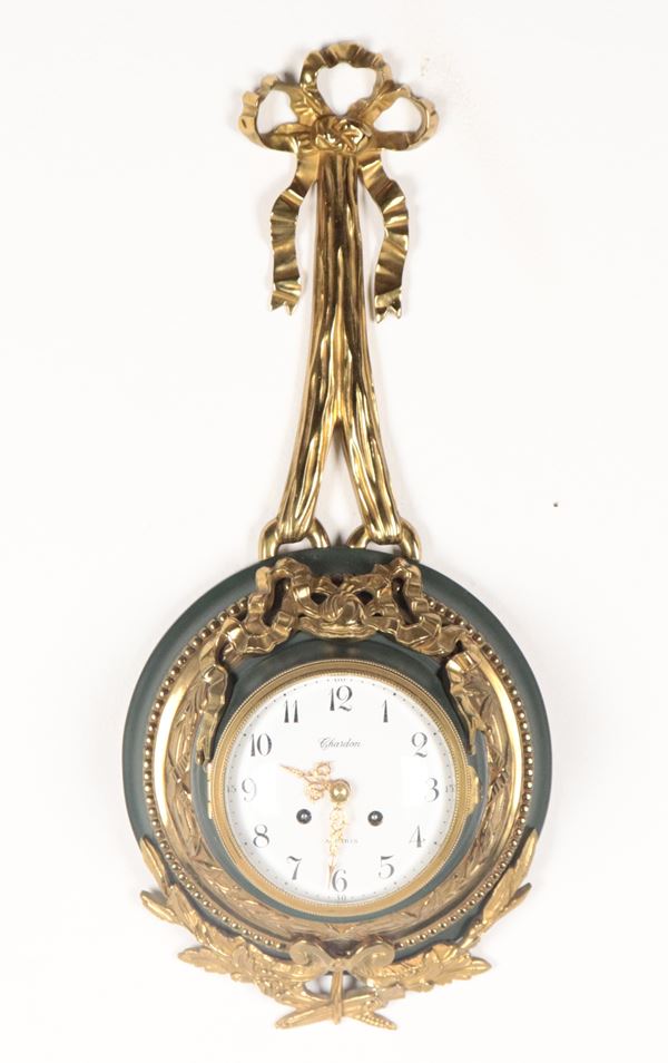 Orologio a cartel francese in bronzo dorato e cesellato a motivi Luigi XVI, quadrante in smalto bianco