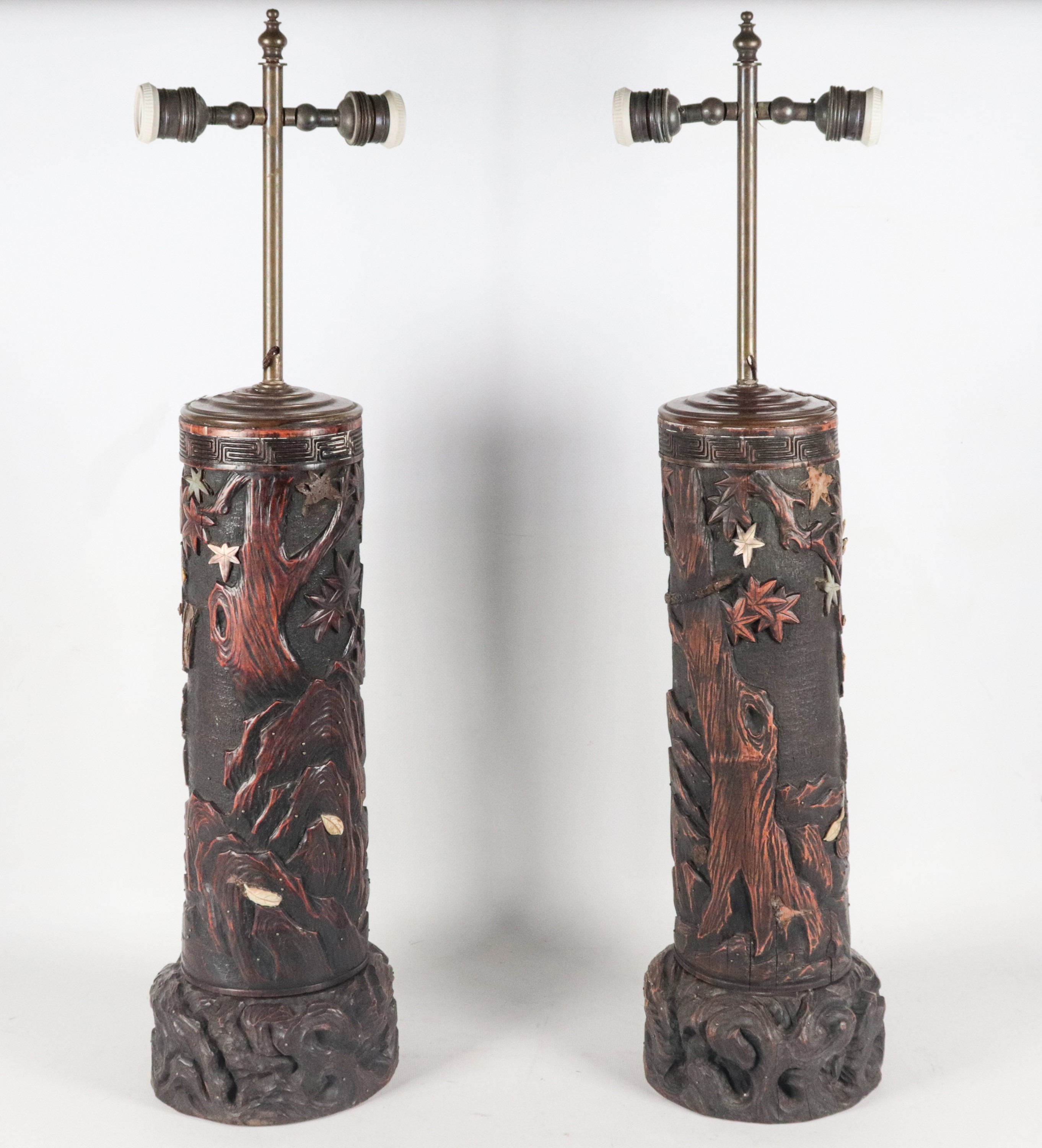 Coppia di antiche lampade cinesi in legno brunito, con intagli a rilievo di figure di Samurai