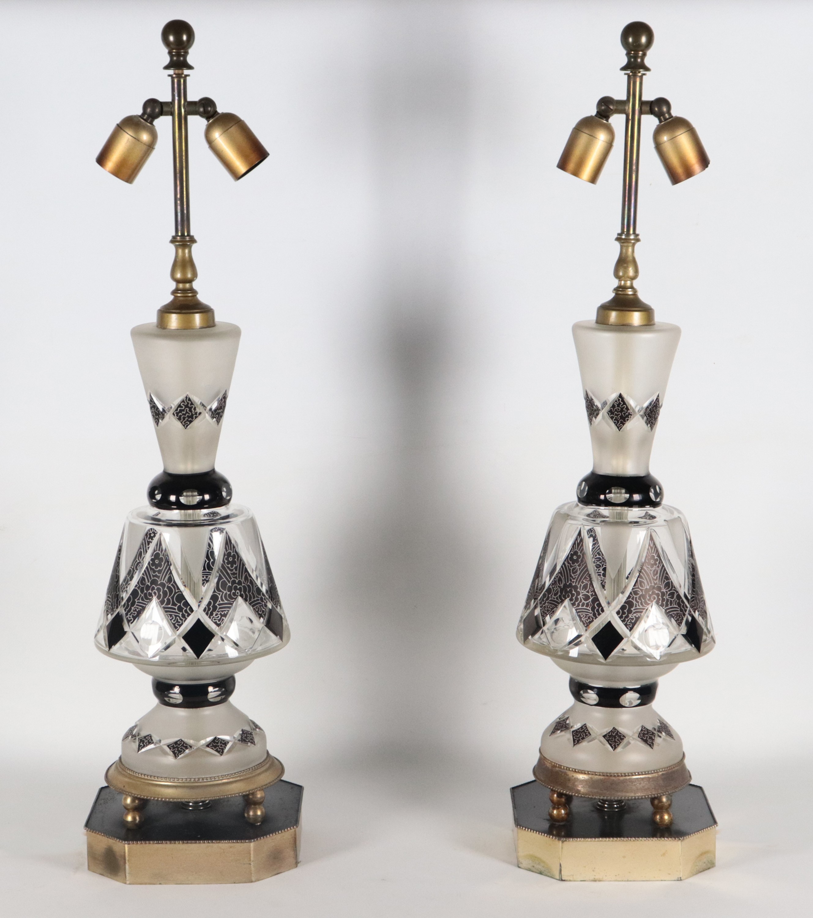 Coppia di antiche lampade francesi in cristallo, con decori in smalto nero